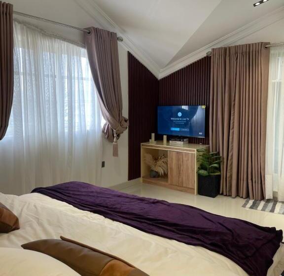 استودیوی سوپریور, The Addison Hotels And Apartments