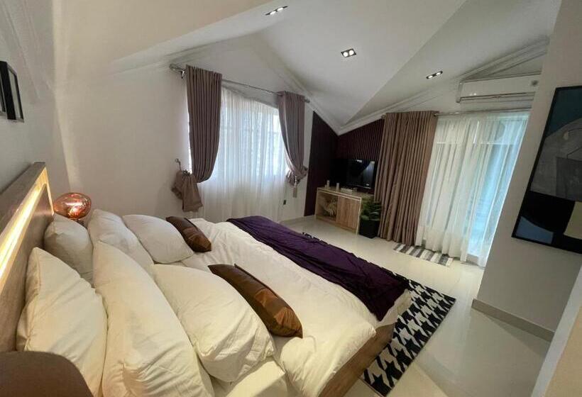 استودیوی سوپریور, The Addison Hotels And Apartments