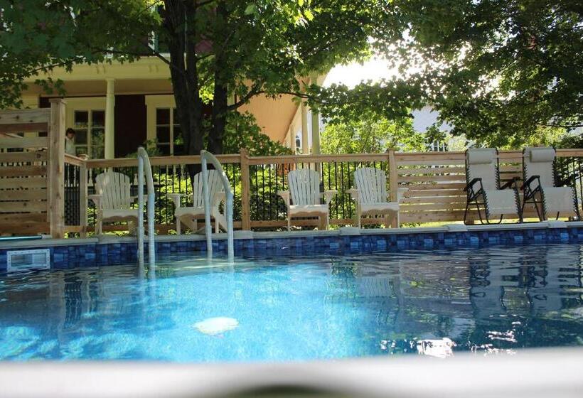 Трехместный Номер Стандарт Вид на Сад, Auberge Comme Au Premier Jour