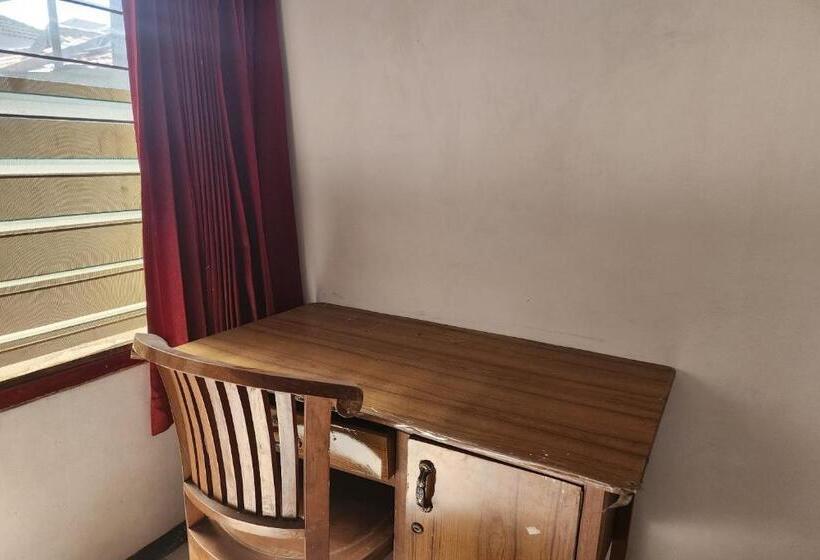 带大床的标准间, Oyo 93869 Regina Homestay Syariah