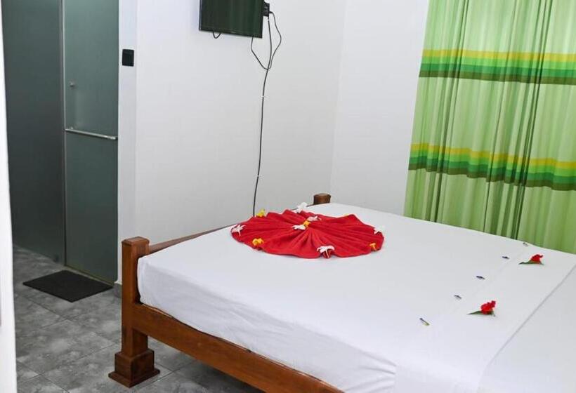 Номер Стандарт Трехместный, Negombo Royal Villa By Hotel Oviniru
