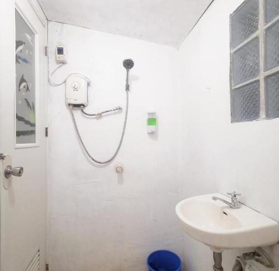Четырехместный Номер Стандарт, Stay N Save B&b