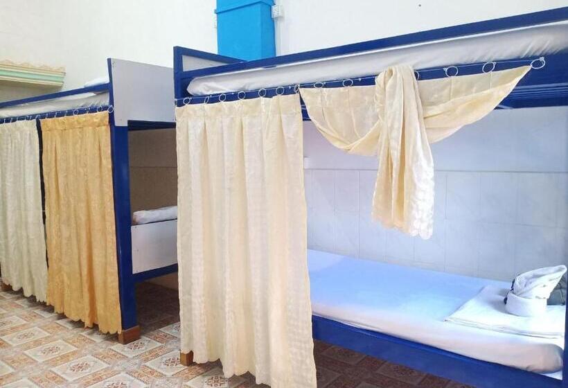 سرير فى غرفة مشتركه, Silver Dolphin Guesthouse & Restaurant