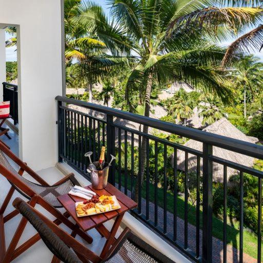 Люкс, Outrigger Fiji Beach Resort