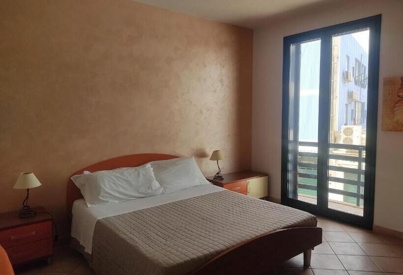 2 Bedroom Family Apartment with Views, Casa Vacanze Celeste E C
