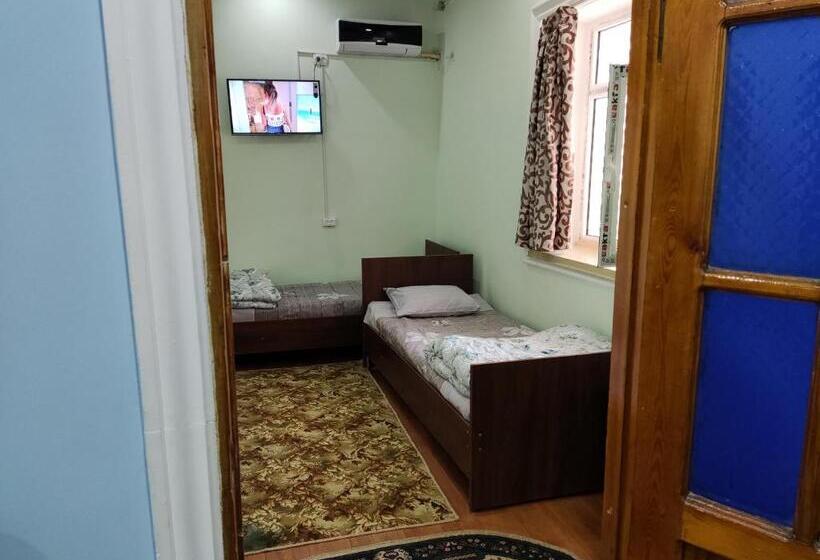 اتاق استاندارد سه تخته با سرویس بهداشتی مشترک, Goziyon Bukhara Hostel