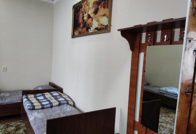 اتاق استاندارد سه تخته با سرویس بهداشتی مشترک, Goziyon Bukhara Hostel