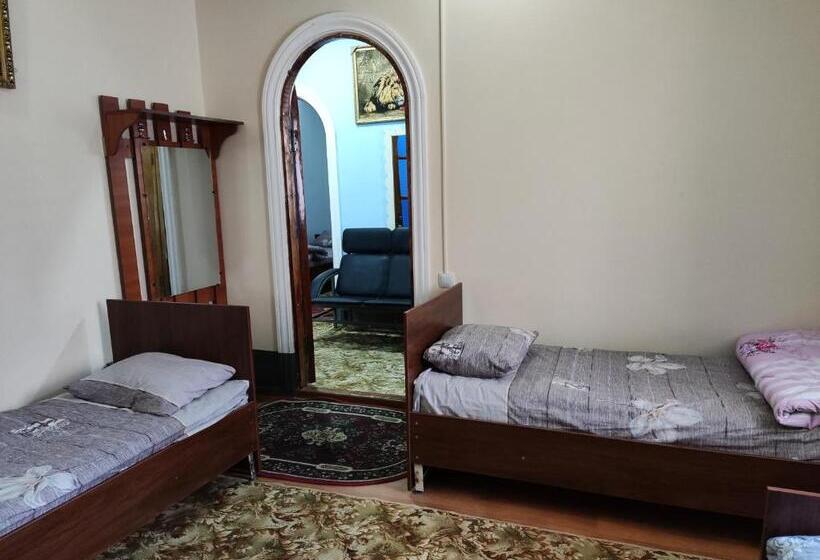 اتاق استاندارد چهارنفره با سرویس بهداشتی مشترک, Goziyon Bukhara Hostel