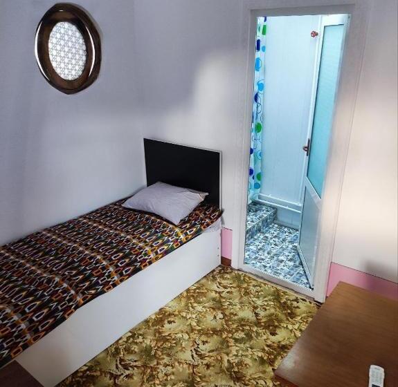 اتاق استاندارد یک نفره, Goziyon Bukhara Hostel