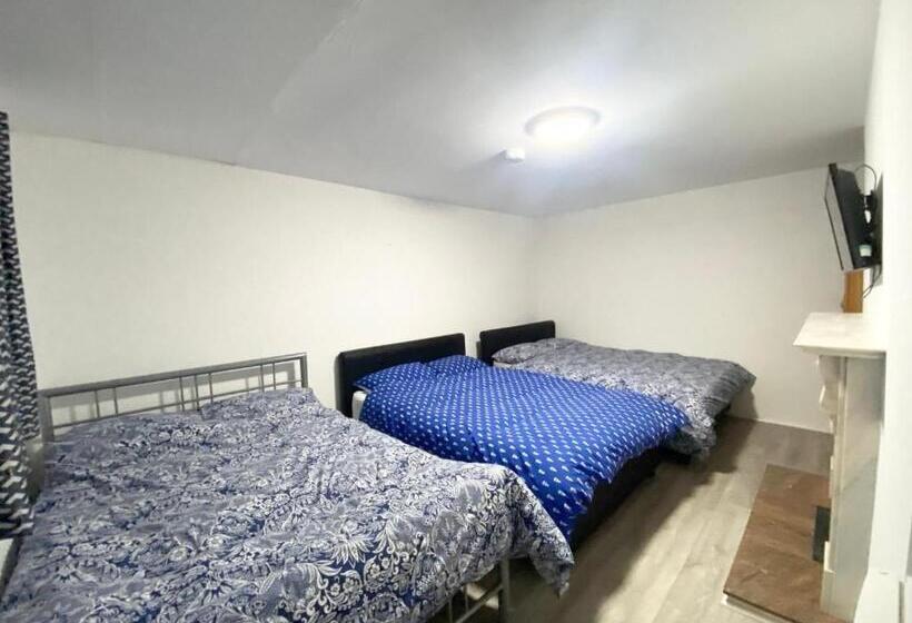 اتاق استاندارد سه تخته با چشم‌انداز باغ, The Royal Boutique Heathrow Lodge By London