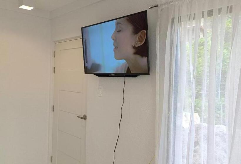 اتاق لوکس, 40  Tv Karen  House Tagaytay