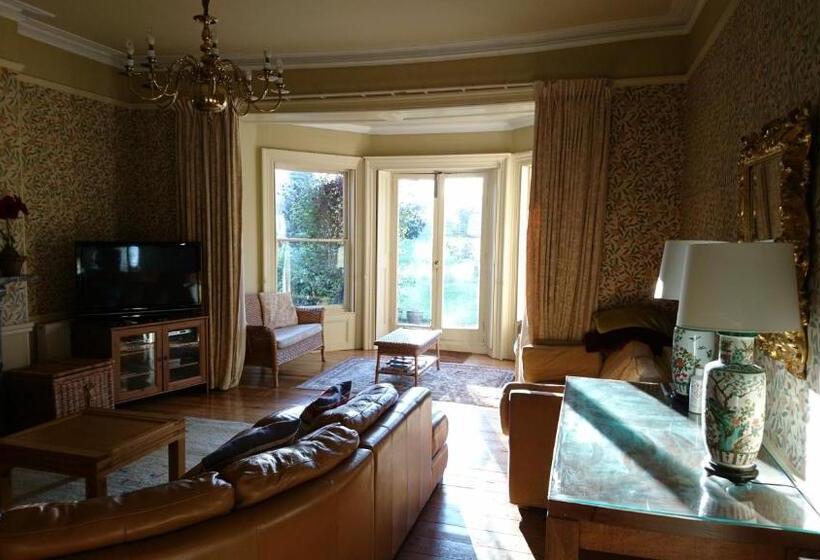 Дом 1 Спальня, The Lawns House