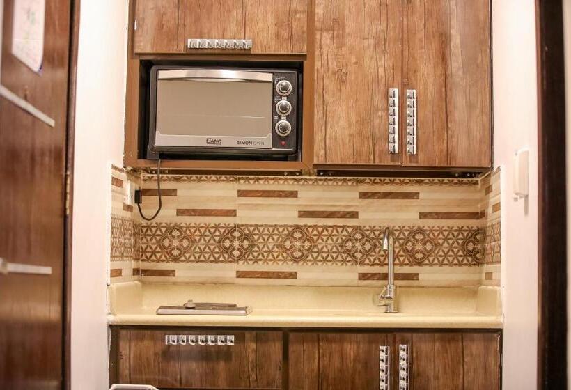 סוויטת ג'וניור, Areen Al Basateen