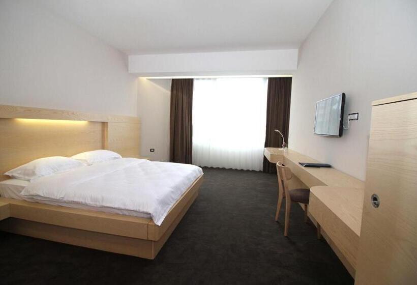 اتاق استاندارد با چشم‌انداز شهر, International Prishtina & Spa