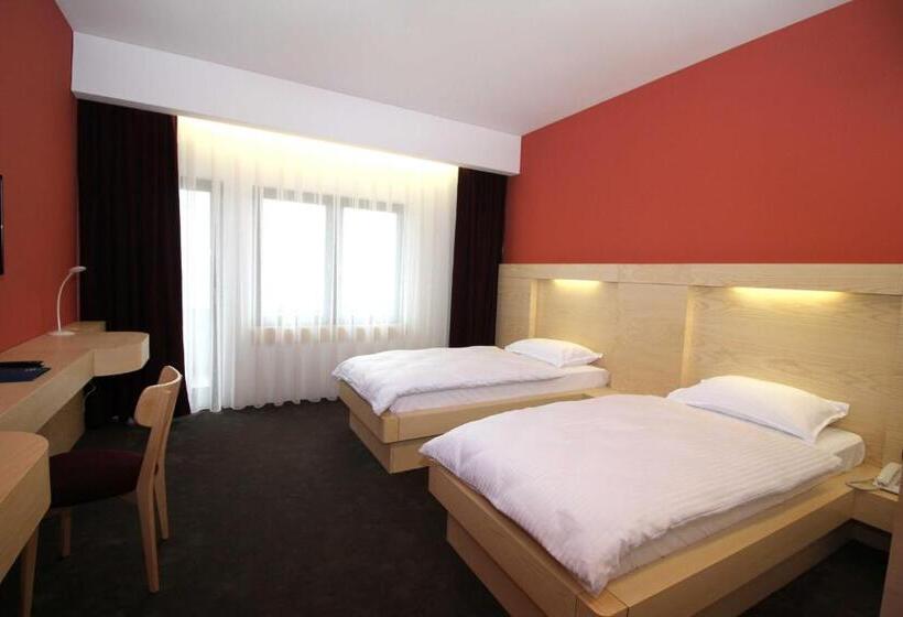 اتاق استاندارد با چشم‌انداز شهر, International Prishtina & Spa