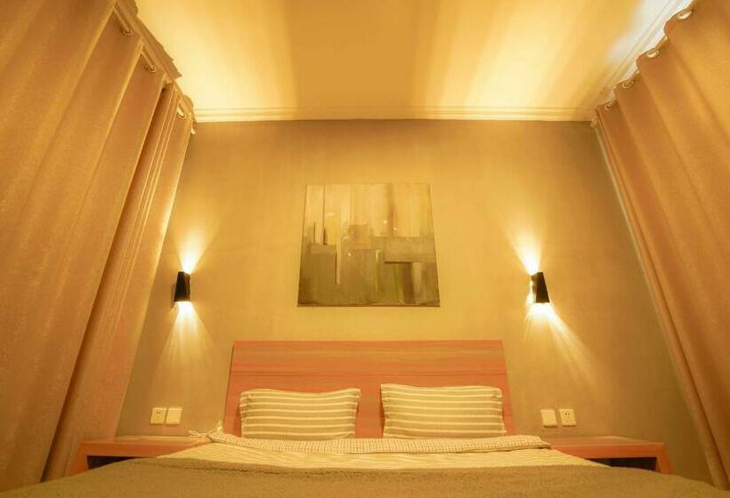 غرفة كلاسيكية, Monster B&b