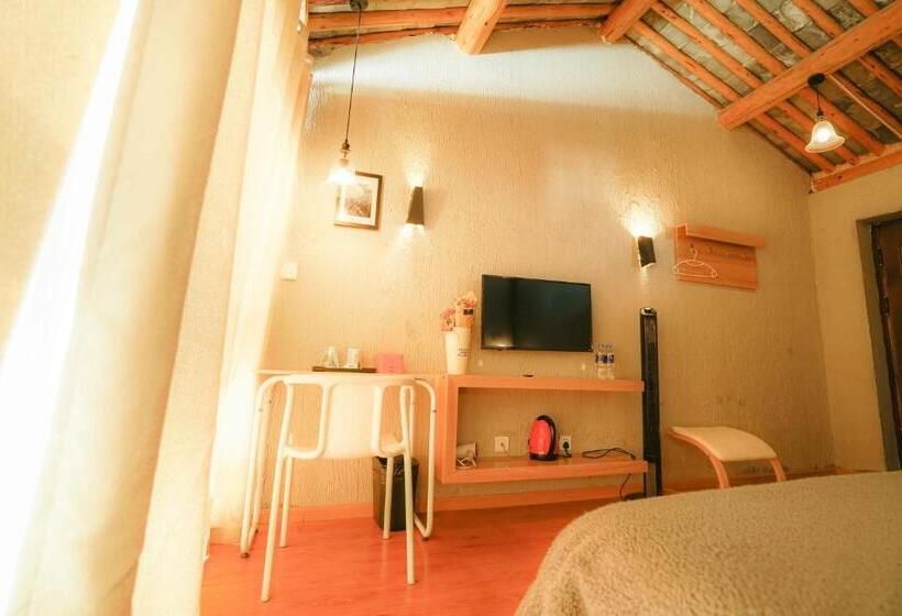 غرفة قياسية مطلة على الجبل, Monster B&b