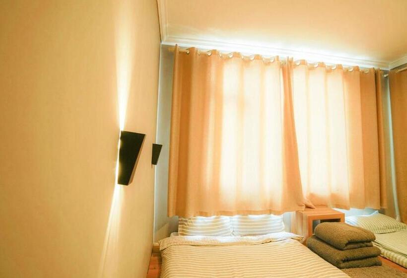 غرفة عائلية, Monster B&b