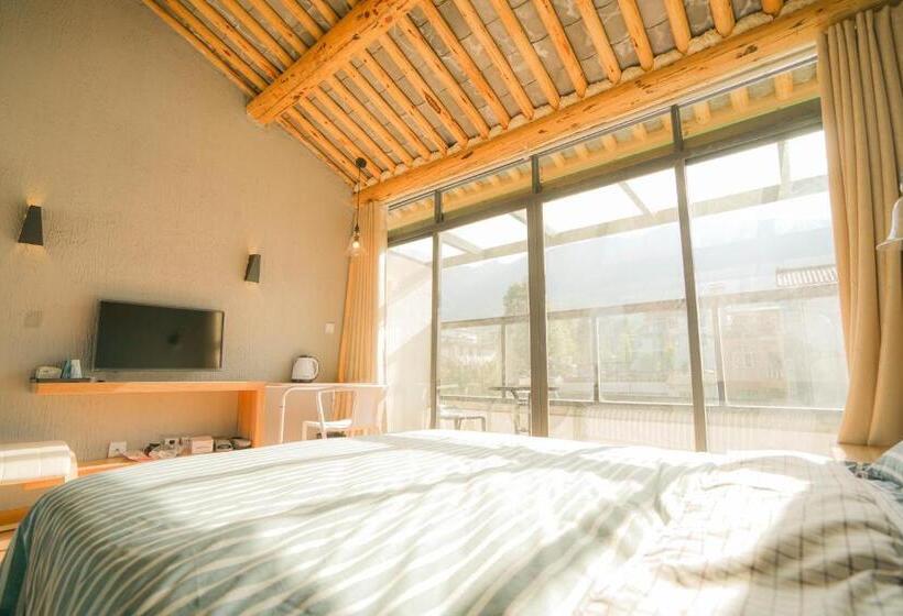 غرفة قياسية مطلة على الجبل, Monster B&b