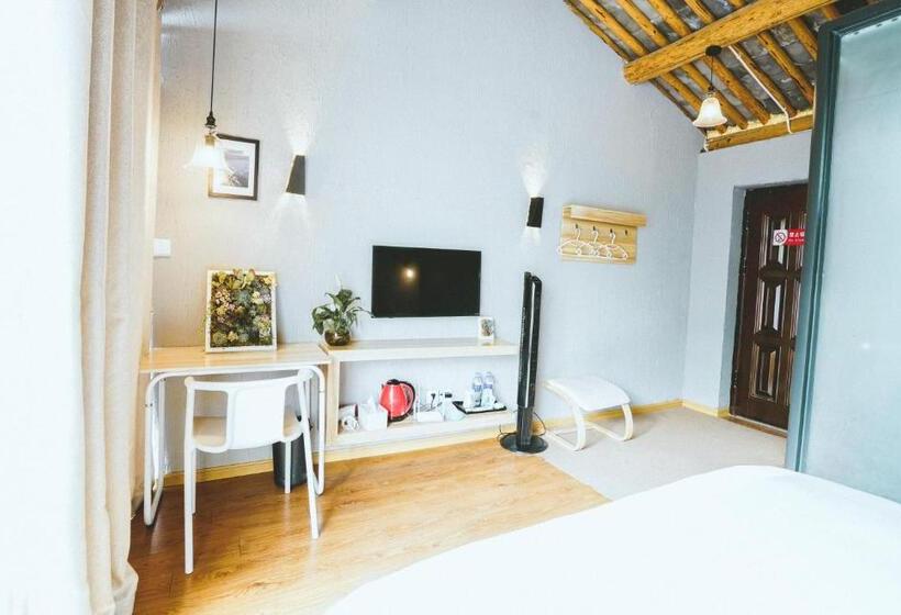 غرفة قياسية مطلة على الجبل, Monster B&b