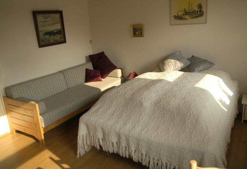 标准三人间共用浴室, Nr. Nebel Overnatning Hostel