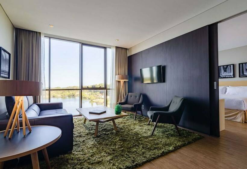 Люкс, Hampton By Hilton Montevideo Carrasco
