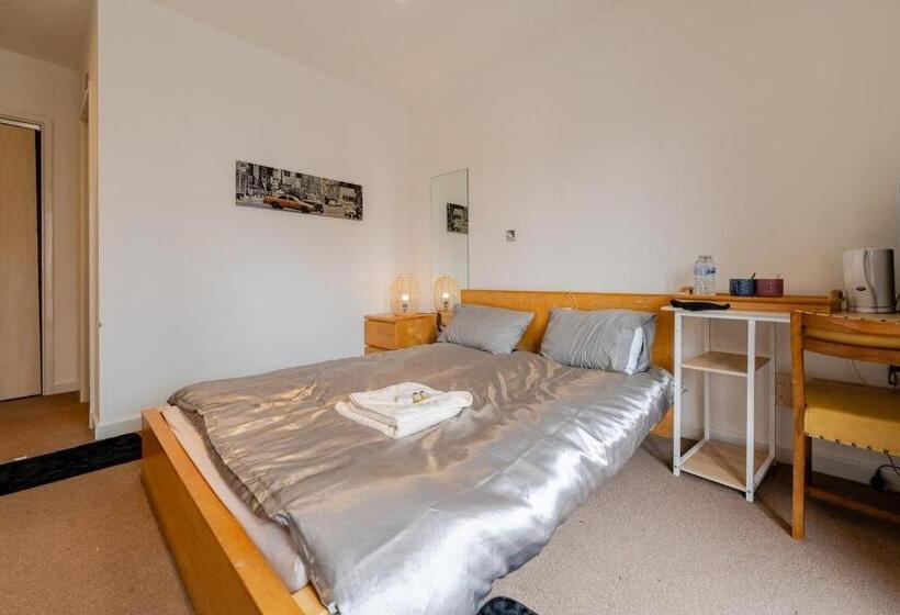 اتاق استاندارد, Private Room In Cardiff City Center