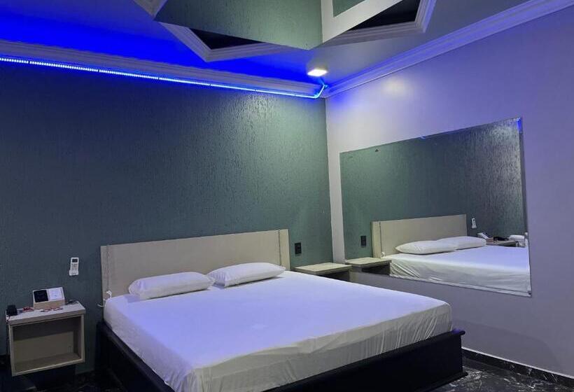 디럭스 룸 킹사이즈 침대, Motel Bughaville