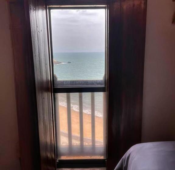 اتاق خانوادگی, Chinbe D.s House B&b