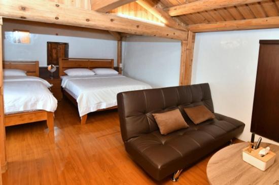 اتاق خانوادگی, Chinbe D.s House B&b