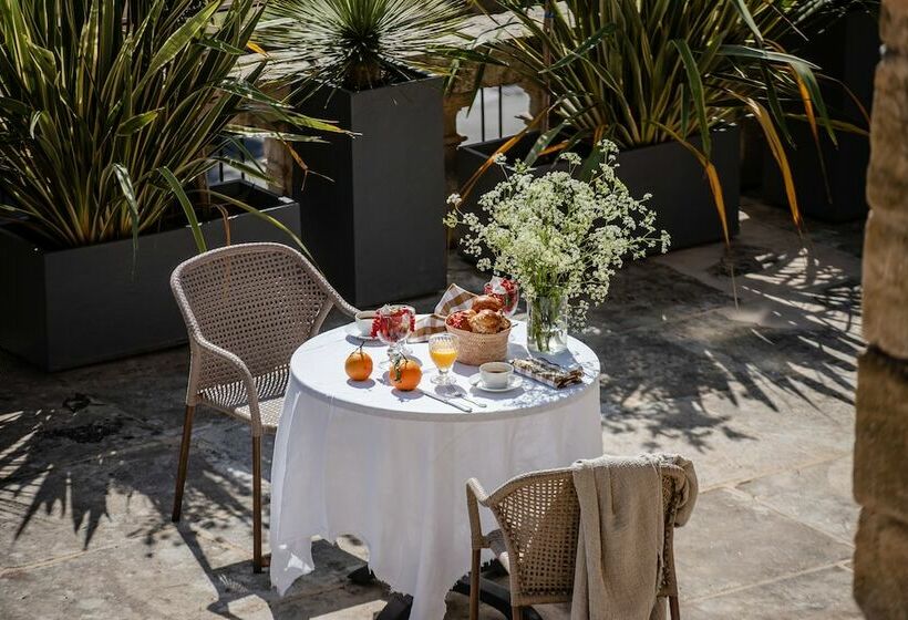 Полулюкс, Hôtel Restaurant De Bouilhac  Les Collectionneurs