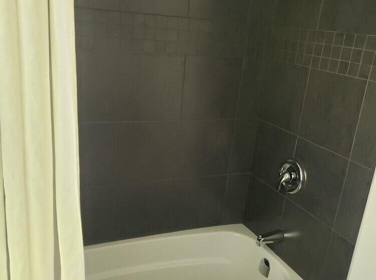 Хижина, Adventure The Bruce Inn   Recently Renovated With Outdoor Hot Tub