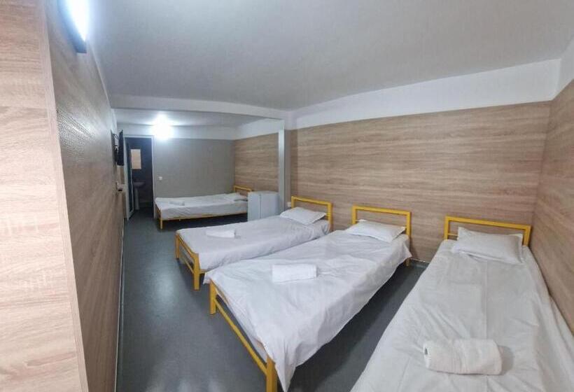 חדר סטנדרט לשלושה, Industrial Hostel