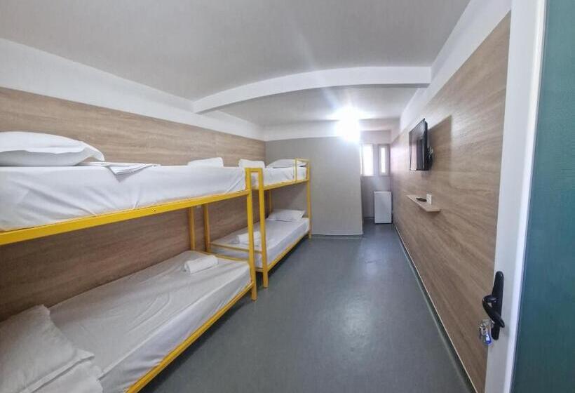 חדר סטנדרט לארבעה, Industrial Hostel