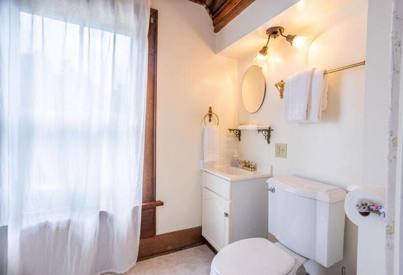 Студио Стандарт Кровать Кинг, Dennen S Victorian Farmhouse