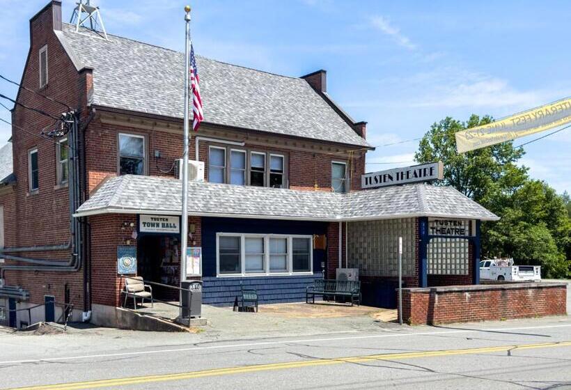 标准三人间, The Narrowsburg Inn