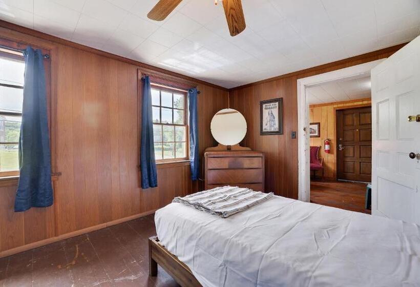 标准四人间共用浴室, The Narrowsburg Inn