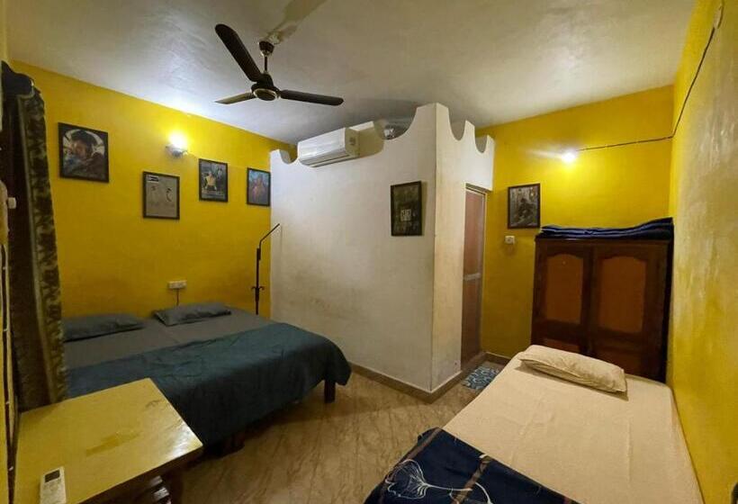 豪华三人间, Baba Hostel