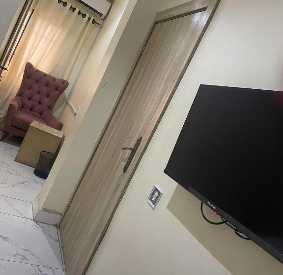 استودیوی استاندارد, 2508 Hotel And Suites
