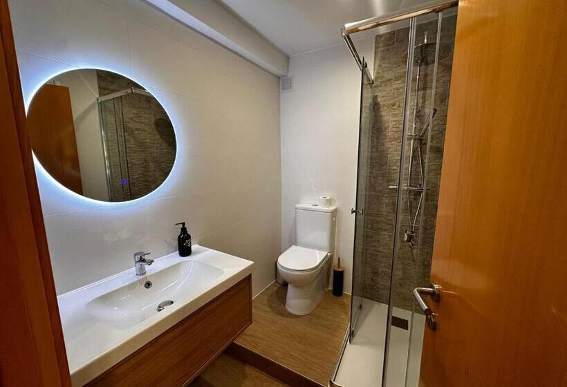 חדר סטנדרט לשלושה עם חדר אמבטיה משוף, Hostal Atuaire Home