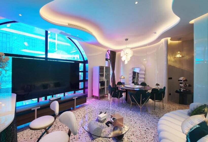 جناح مزود بجاكوزى, Space Design
