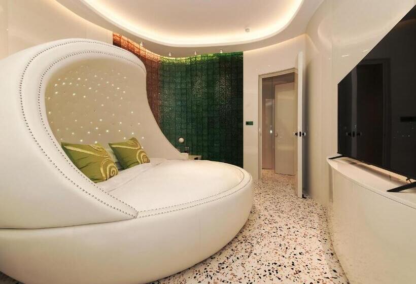 جناح مزود بجاكوزى, Space Design