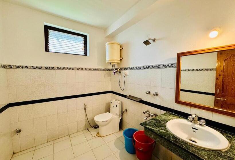 디럭스 룸 킹사이즈 침대, Suraj Retreat Inn