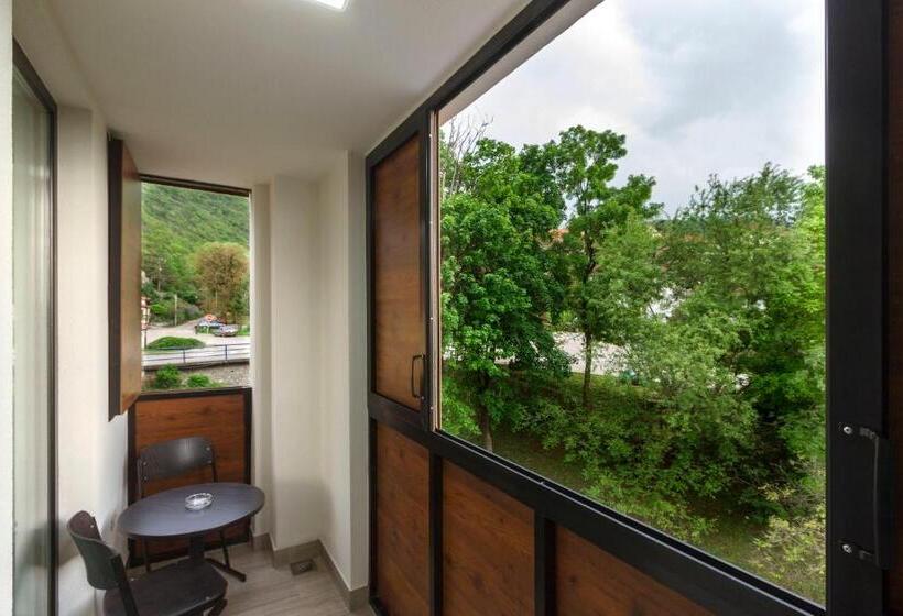 استودیوی لوکس, B&b Nataly 2
