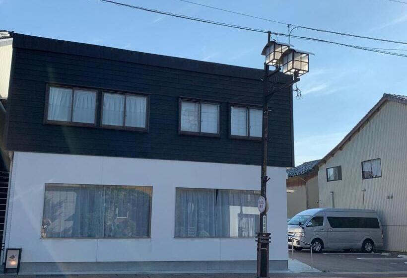 اتاق استاندارد سه نفره, B&b Neagari