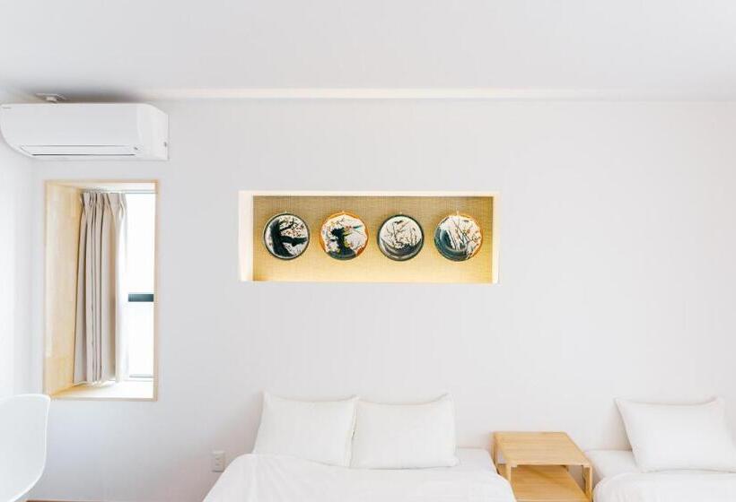 اتاق استاندارد سه نفره, B&b Neagari