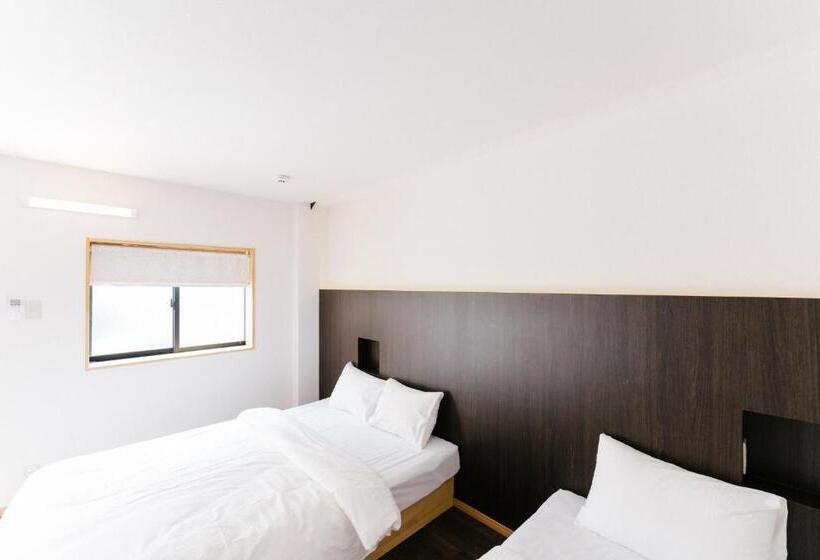 اتاق استاندارد سه نفره, B&b Neagari