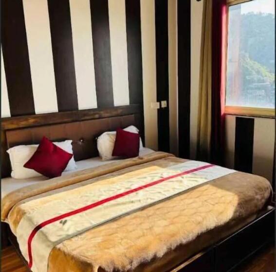 디럭스 4인 룸, Fabhotel Maya