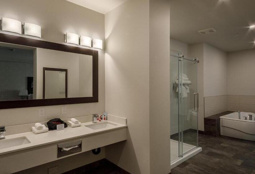 キングサイズベッドのスイートルーム, Ramada By Wyndham Revelstoke