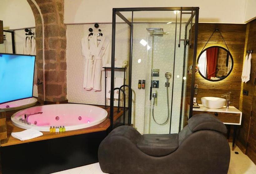 اتاق لوکس با وان آب گرم, Cephanelik Butik